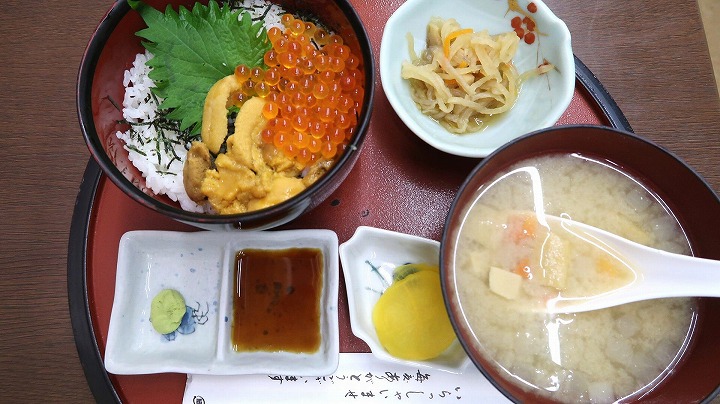 うにいくら丼＋けの汁の写真