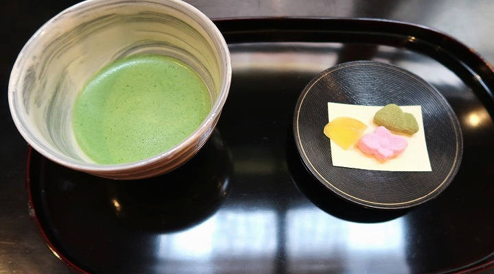 抹茶と干菓子の写真