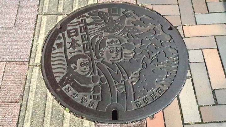 桃太郎マンホールの写真